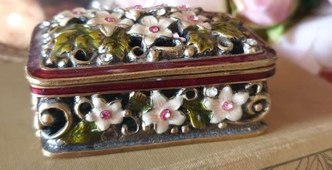SMALL JEWELLED AND ENAMELLED TRINKET BOX
