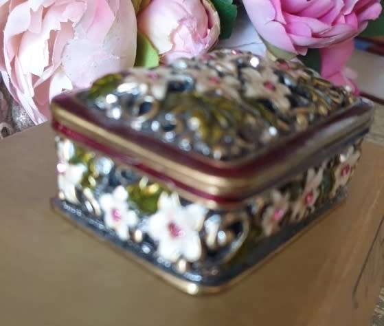 SMALL JEWELLED AND ENAMELLED TRINKET BOX