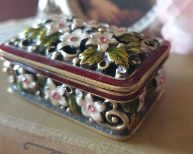 SMALL JEWELLED AND ENAMELLED TRINKET BOX