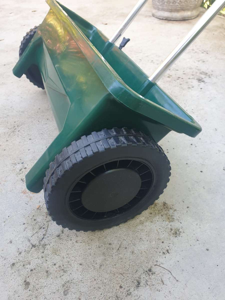 Fertilizer Spreader 12L