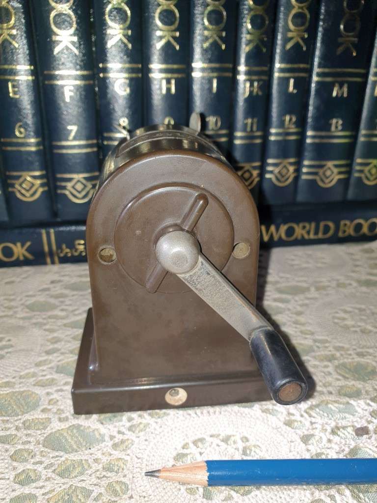 ECLIPSE VINTAGE BAKELITE PENCIL SHARPNER.