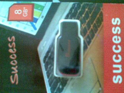 8GB USB FLASH DRIVE