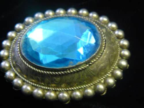 BROOCH WITH BLUE STONE