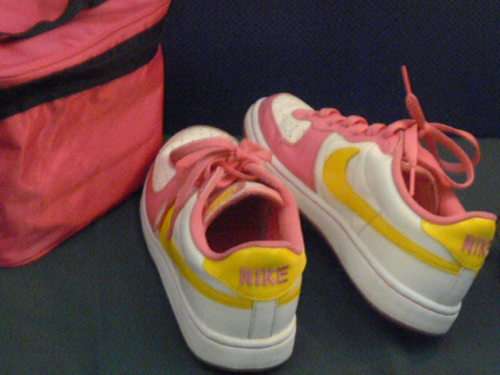 NIKE TAKKIES AND FREE GIFT