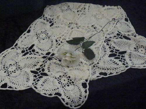VINTAGE HAND CROCHETED TABLE RUNNER