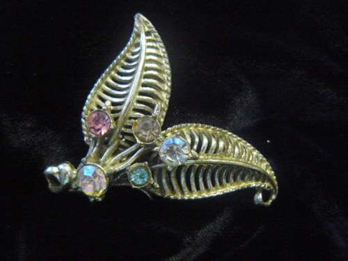 BROOCH WITH STONES DETAILED