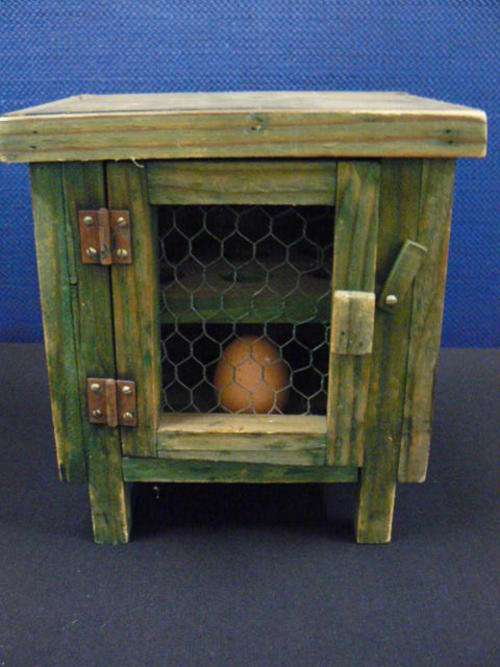 WOODEN EGG BOX WITH MESH , DOOR AND FEET FOR DOZEN EGGS, SOOOOO SWEEEEET !!!!!!@@@@@!!!!!!