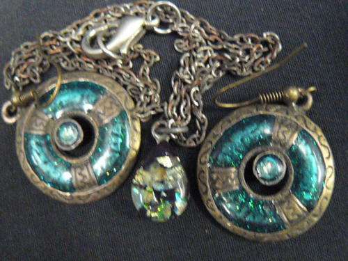 EARRINGS, PENDANT STONE AND CHAIN