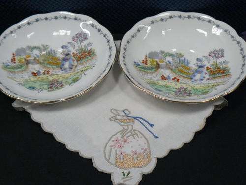 2 X VERY PRETTY PORCELAIN SMALL PLATES AND NAPPKIN