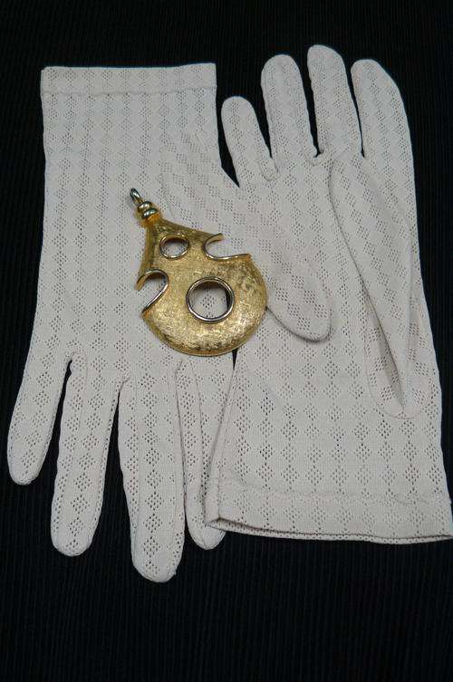 VINTAGE GLOVES AND FREE PENDANT
