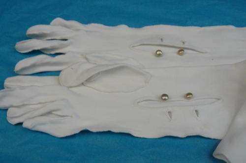 VINTAGE GLOVES WITH PEARL LIKE BUTTON UP