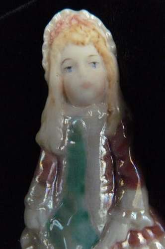 PORCELAIN HAND PINTED VINTAGE LIKE LADY BROOCH