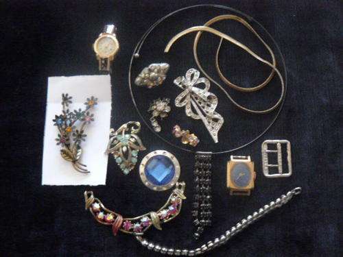 VINTAGE JEWELERY PIECES FOR REPAIR AND SCRAPS