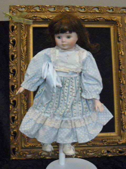 VINTAGE COLLECTABLE PORCELAIN DOLL