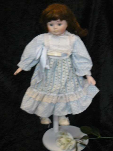 VINTAGE COLLECTABLE PORCELAIN DOLL
