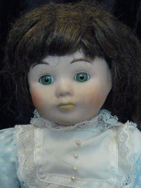 VINTAGE COLLECTABLE PORCELAIN DOLL