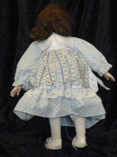 VINTAGE COLLECTABLE PORCELAIN DOLL