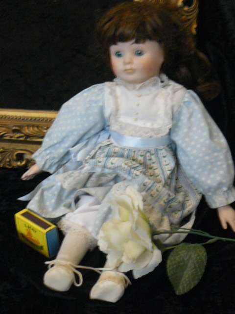 VINTAGE COLLECTABLE PORCELAIN DOLL