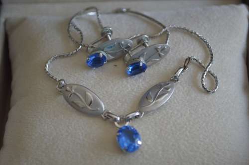 Beautifull cde sterling necklace and earrings with blue stones !!!