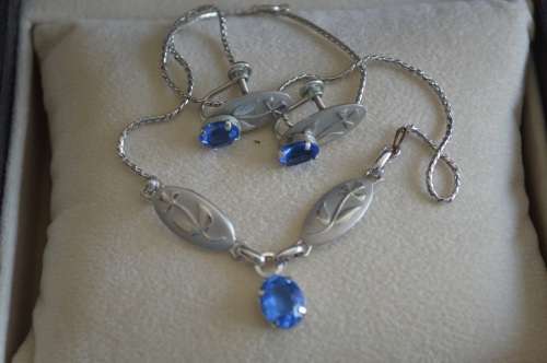 Beautifull cde sterling necklace and earrings with blue stones !!!