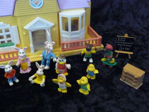 BLUE BOX MINIATURE FOLD OPEN DOLL HOUSE WITH 12 ACCESSORIES AND EXTRAS!!!!!!