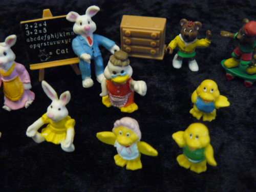 BLUE BOX MINIATURE FOLD OPEN DOLL HOUSE WITH 12 ACCESSORIES AND EXTRAS!!!!!!