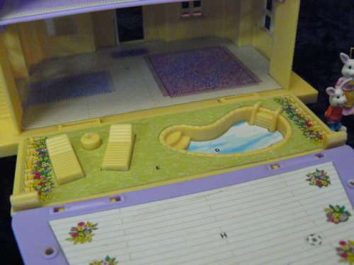 BLUE BOX MINIATURE FOLD OPEN DOLL HOUSE WITH 12 ACCESSORIES AND EXTRAS!!!!!!