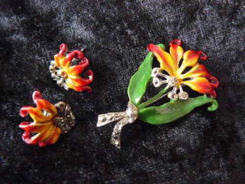 BROOCH AND EARRINGS STUNNING FINDE