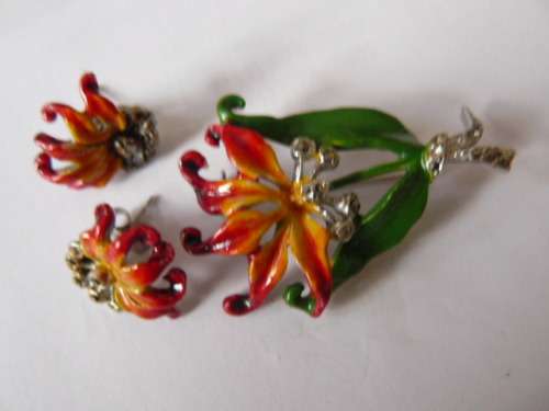 BROOCH AND EARRINGS STUNNING FINDE