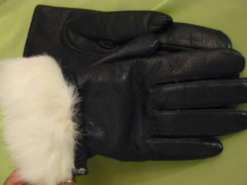 VINTAGE BLACK MEDIUM GLOVES WITH SUPER SOFT FUR