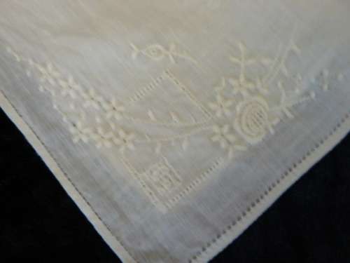 VINTAGE COTTON EMBROIDERED HANKIES