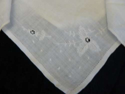 VINTAGE COTTON EMBROIDERED HANKIES