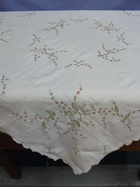 VINTAGE COTTON EMBROIDERED TABLE CLOTH LOVELY ITEM LOW PRICE !@! GRAB NOW