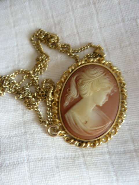 CAMEO LIKE PENDANT WITH GOLD COLOUR CHAIN !@!@!@!
