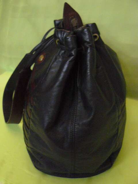 A GENUINE LEATHER BREEZE DESIGN HAND BAG STUNNING REDUCED