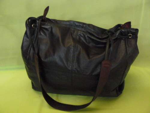 A GENUINE LEATHER BREEZE DESIGN HAND BAG STUNNING REDUCED