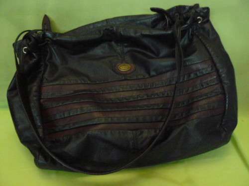 A GENUINE LEATHER BREEZE DESIGN HAND BAG STUNNING REDUCED