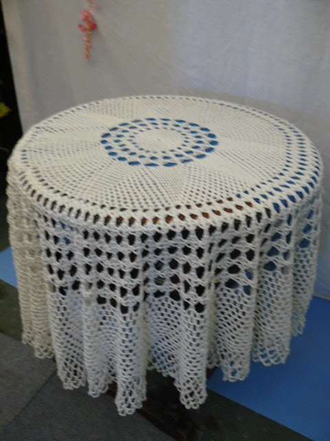 VINTAGE COTTON HAND CROCHETED TABLE CLOTH ROUND