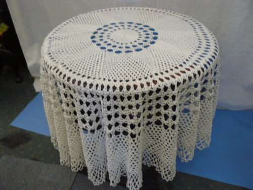 VINTAGE COTTON HAND CROCHETED TABLE CLOTH ROUND