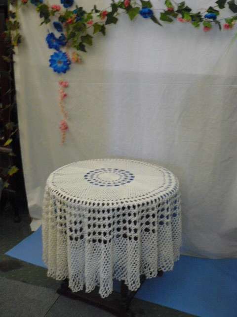 VINTAGE COTTON HAND CROCHETED TABLE CLOTH ROUND