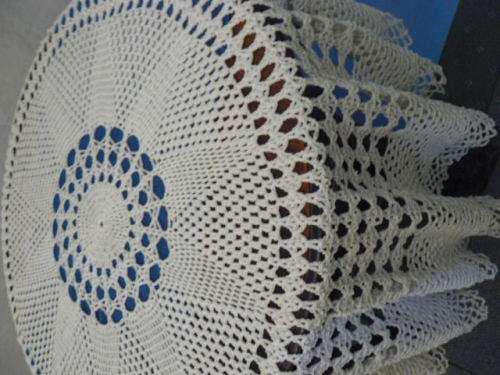 VINTAGE COTTON HAND CROCHETED TABLE CLOTH ROUND