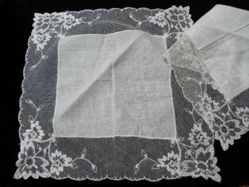 2 x VERY FINE VINTAGE COTTON HANKIES WITHLACE