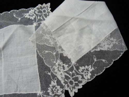 2 x VERY FINE VINTAGE COTTON HANKIES WITHLACE