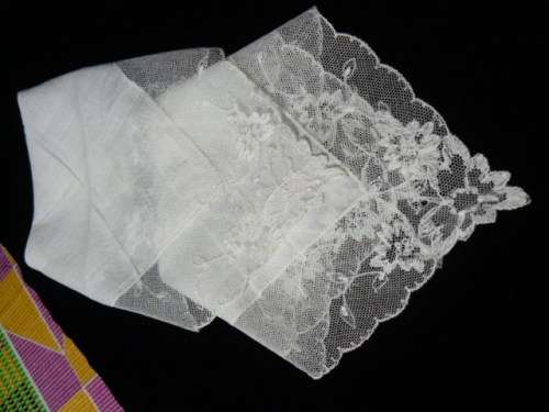 2 x VERY FINE VINTAGE COTTON HANKIES WITHLACE