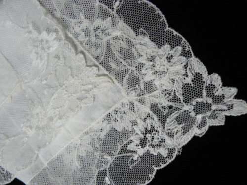 2 x VERY FINE VINTAGE COTTON HANKIES WITHLACE