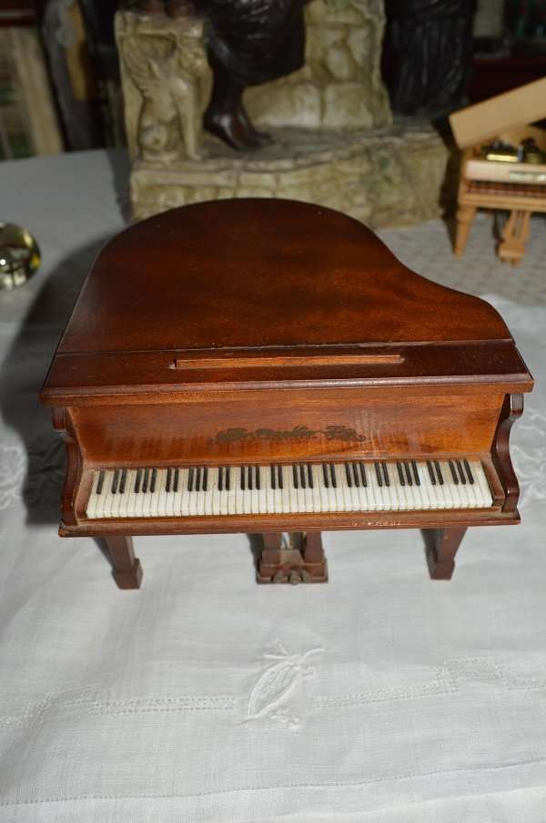 RADIO !@!@! WORKING !!! minature piano L.K. Franklin !
