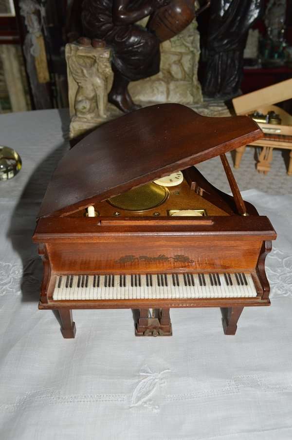 RADIO !@!@! WORKING !!! minature piano L.K. Franklin !
