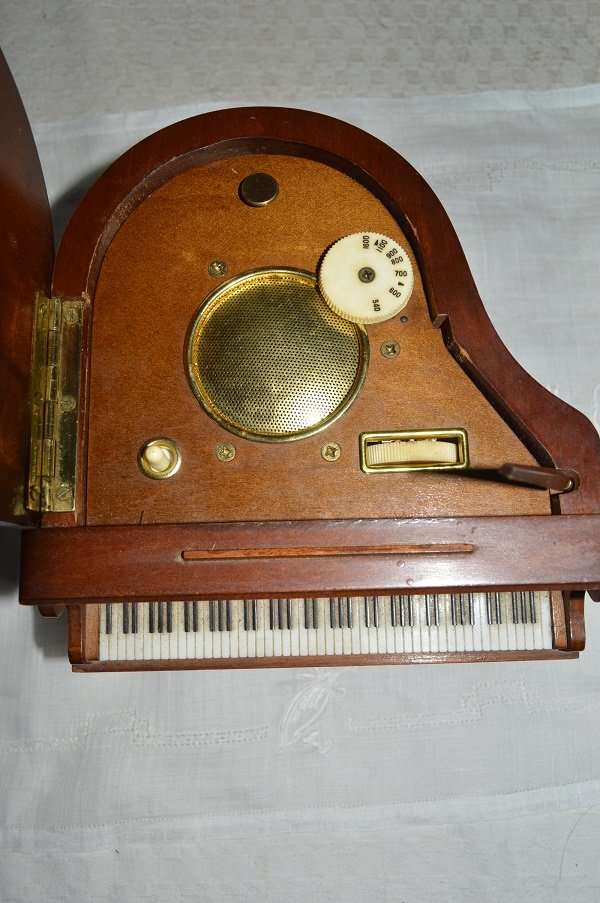 RADIO !@!@! WORKING !!! minature piano L.K. Franklin !