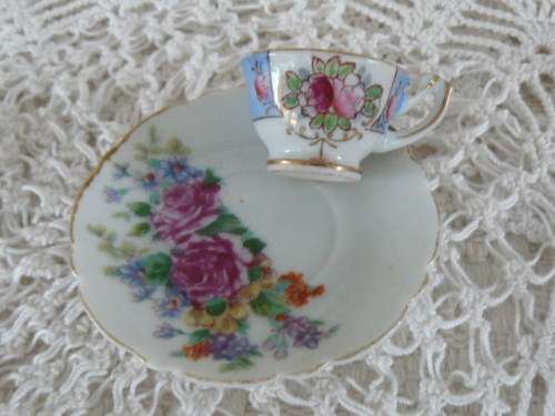 MINIATURE DOLL HOUSE ITEMS