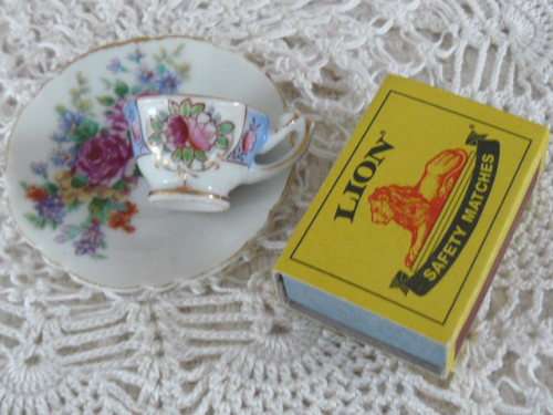 MINIATURE DOLL HOUSE ITEMS